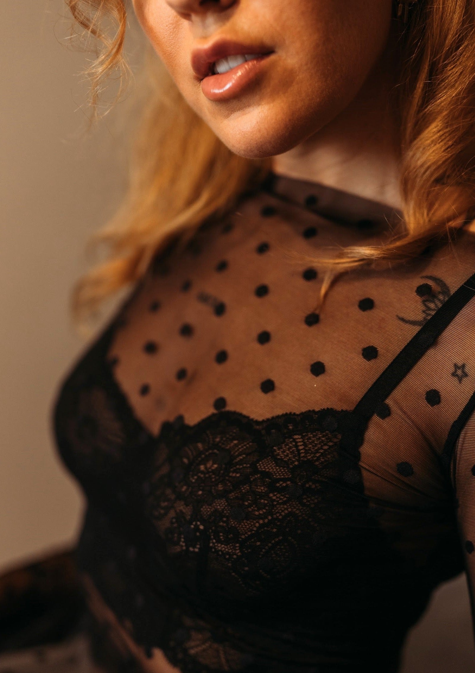 "Sense" melns punktiņ raksta tops