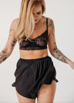 Melni satīna šorti