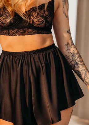 Melni satīna šorti