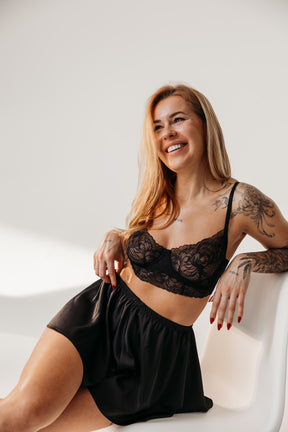 Melni satīna šorti ar mežģīnēm