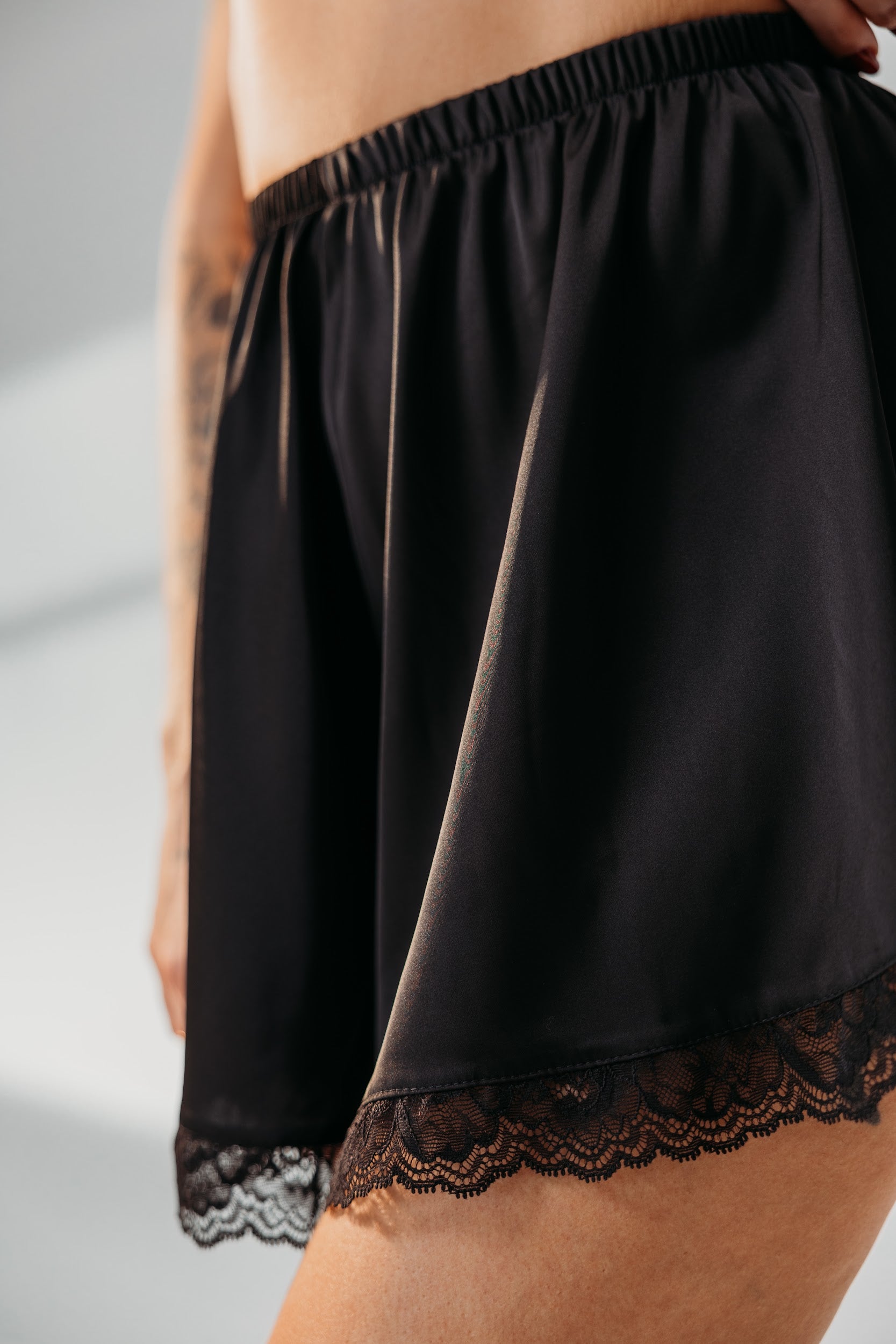 Melni satīna šorti ar mežģīnēm