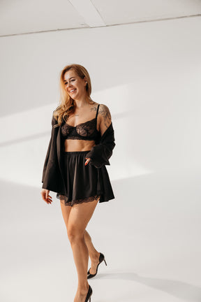 Melni satīna šorti ar mežģīnēm