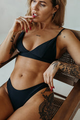 Noir bikini panties